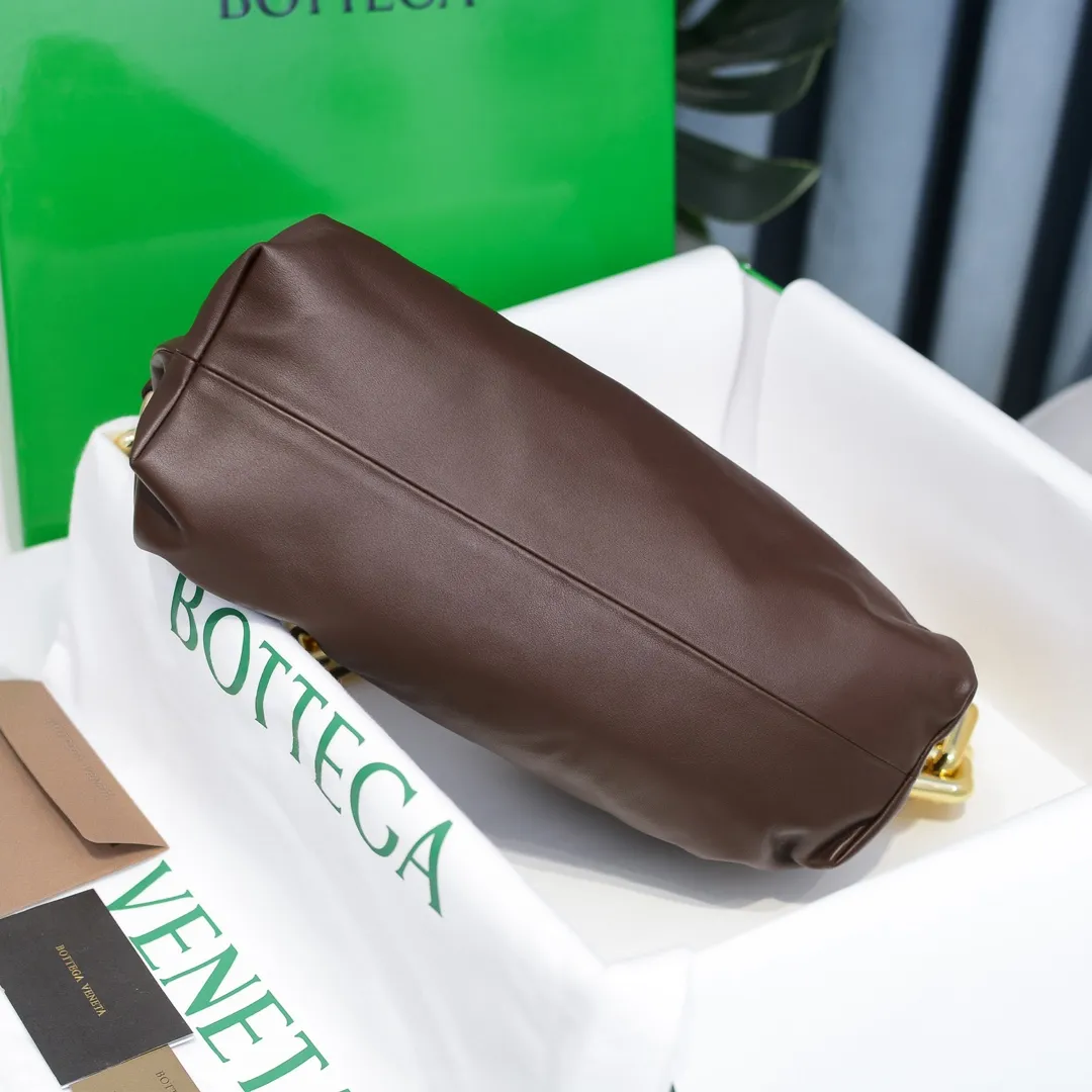 2020 new products will continue to upgrade the cloud bag to the вoттega veneтa chain cloud bag. It is still developed with imported original leather as standard. This hardware chain needs to be light on the upper body and can only be made of all-steel material. It is made of hollowed metal. You don’t have to worry about its weight. Major celebrity fashion bloggers have used it to attend fashion shows. Who can resist the charm of this large gold chain [smile] Style number: 6708# Size: 30*16*12
